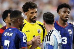 Câu nói của Messi với Vozinha sau cái ôm gây bão