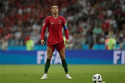 Ronaldo, Neymar vén quần lộ cơ đùi trên sân để làm gì?
