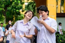 Loạt đại học công bố điểm sàn, chạm mốc 25