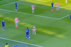 Mbappe gây cười với pha xử lý vụng về