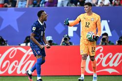 Mbappe ăn mừng khiêu khích