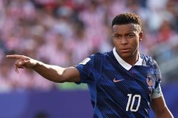 Chưa cầu thủ Pháp nào làm được như Mbappe