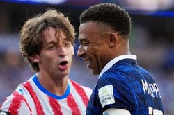 Mbappe cười khẩy trước đòn bẩn của Paraguay