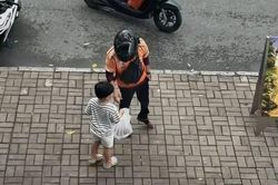 Màn tương tác gây bão của shipper TP.HCM và em bé 4 tuổi