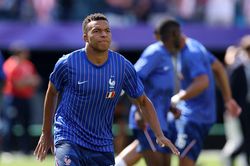 Mbappe xin lỗi CĐV tr&ecirc;n s&acirc;n