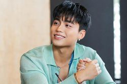 MONO giới thiệu album dạng 'bữa tiệc im lặng', tạm thu điện thoại người dự
