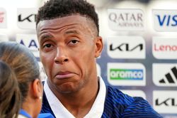 Cái nhếch mép gây bão của Mbappe