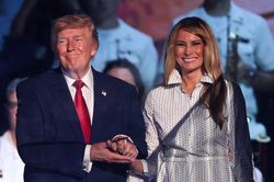 Ông Trump phát biểu ngắn gọn bất ngờ trong ngày Quốc khánh Mỹ