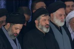 Ba con trai Đại gi&aacute;o chủ Ali Khamenei xuất hiện tại tang lễ của cha