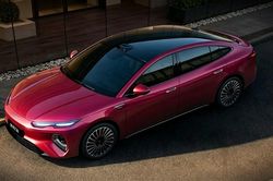 Sedan điện gần 700 mã lực của BYD 'cháy hàng'