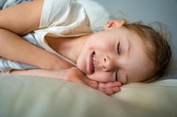 Vì sao trẻ lại nghiến răng khi ngủ?