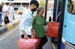 Hà Nội phát hành thẻ xe buýt miễn phí điện tử gắn chip cho hành khách ưu tiên