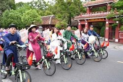 Hơn 200 người đạp xe trong tà áo dài lan tỏa thông điệp sống xanh ở Huế