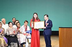 Đại diện Việt Nam nhận Giải thưởng cộng đồng 'Công dân toàn cầu' do Tổ chức Xúc tiến hữu nghị quốc tế Nhật Bản trao tặng
