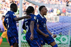 Mbappe ghi b&agrave;n, Ph&aacute;p nhọc nhằn v&agrave;o tứ kết World Cup