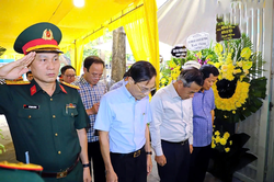 Đoàn đại biểu tỉnh Thanh Hóa viếng Anh hùng LLVT nhân dân Ngô Thị Tuyển