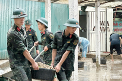 Quảng Ninh: Bộ đội đảo Vĩnh Thực khẩn trương giúp nhân dân khắc phục hậu quả sau bão