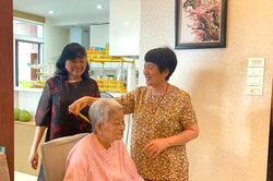 Thương và thấu hiểu thì được thôi