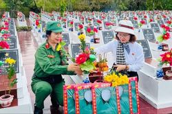 Đóng góp lặng thầm của phụ nữ trong Chiến dịch 500 ngày đêm