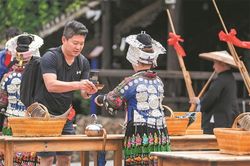 Trung Quốc bảo tồn di sản văn hóa Miêu qua nhiều thế hệ