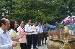 Thứ trưởng Bộ GD&ĐT Nguyễn Thị Quyên Thanh tri ân các liệt sĩ ở Quảng Trị