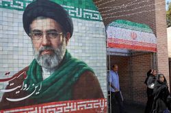 Vì sao Lãnh đạo Tối cao Iran 'năm lần, bảy lượt' bị từ chối yêu cầu dự lễ tang cha?