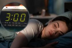 Bất ngờ thức giấc lúc rạng sáng báo hiệu điều gì về sức khỏe của phụ nữ trung niên?