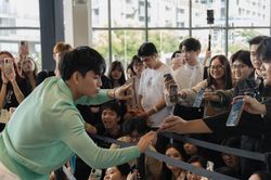 Ca sĩ MONO tịch thu hết điện thoại của khán giả
