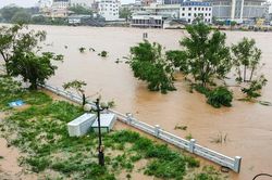 Bão suy yếu, mưa vẫn tiếp tục ở miền Bắc