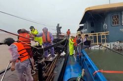 Cứu sống ba thuyền viên bị chìm tàu trong bão ở Móng Cái