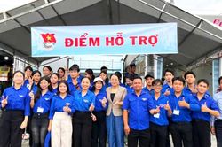 Khách hành hương gửi lời cảm ơn thanh niên tình nguyện Cà Mau sau Lễ tuyên phong chân phước