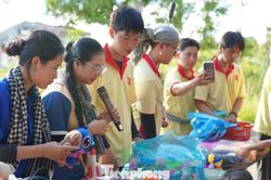 Các em nhỏ vùng biên háo hức đổi rác lấy quà
