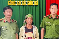 Người phụ nữ đ&aacute;nh rơi 1,3 c&acirc;y v&agrave;ng v&agrave; hơn 15 triệu đồng
