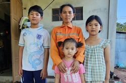 Cả bố mẹ đều mắc ung thư, nghẹn lòng thương 3 đứa trẻ