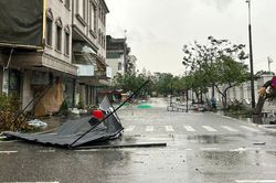 Móng Cái ngổn ngang sau bão số 1, lũ đang về trên sông Ka Long
