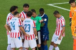 Dembele 'g&agrave;i bẫy' đối thủ tr&ecirc;n chấm 11m để Mbappe hạ đẹp Paraguay