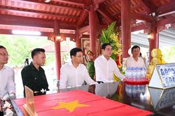 Phó Thủ tướng Nguyễn Văn Thắng dâng hương tưởng niệm các Anh hùng liệt sĩ tại Khu Di tích lịch sử quốc gia Truông Bồn