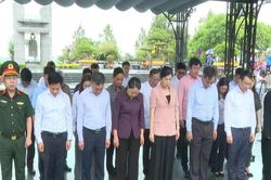 Đoàn công tác Văn phòng TW Đảng tri ân gia đình liệt sỹ, thương binh ở Quảng Trị