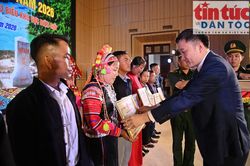 Những 'ngọn hải đăng' bản làng nơi biên cương
