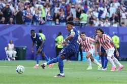 Dembele ghi điểm với hành động bảo vệ đồng đội trước 'đòn tâm lý' của Paraguay