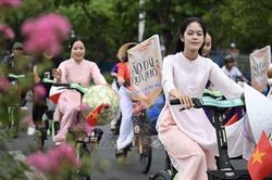 'Áo dài qua phố' lan tỏa thông điệp bảo vệ môi trường