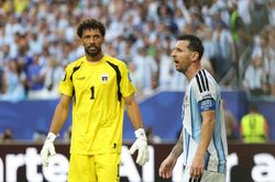 Messi nói gì khi được thủ môn Cape Verde xin đổi áo?