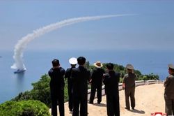 Nh&agrave; l&atilde;nh đạo Triều Ti&ecirc;n Kim Jong-un thị s&aacute;t thử t&ecirc;n lửa tr&ecirc;n khu trục hạm 5.000 tấn thứ hai