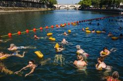Từ 'dòng sông chết' đến bãi tắm giữa lòng Paris: Hành trình hồi sinh hơn 1 tỷ euro của sông Seine
