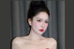 Ngọc Trinh khoe sắc vóc quyến rũ trong váy cúp ngực đỏ nổi bật