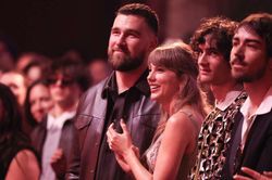 Taylor Swift cài cắm 'bí mật' trong ngày cưới, fan phát hiện ngay lập tức