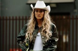 8 cách phối đồ hiện đại với quần jeans màu