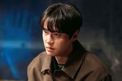 Lee Jun Young rơi v&agrave;o c&aacute;i bẫy trong 'Reborn Rookie'