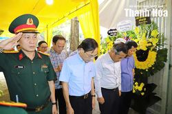 Đo&agrave;n đại biểu Tỉnh ủy, HĐND, UBND, Ủy ban MTTQ tỉnh viếng Anh h&ugrave;ng lực lượng vũ trang Nh&acirc;n d&acirc;n Ng&ocirc; Thị Tuyển