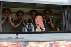Nhà lãnh đạo Triều Tiên Kim Jong-un thị sát các cuộc thử nghiệm vũ khí trên tàu khu trục Kang Kon